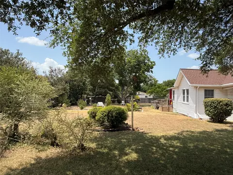 Exterior - 2233 Park Lake Dr, Waco, TX 76708 photo 1 of 11