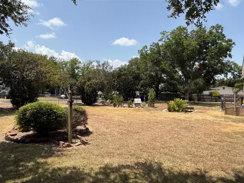 Exterior - 2233 Park Lake Dr, Waco, TX 76708 photo 2 of 11