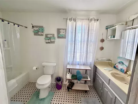 Bath - 2233 Park Lake Dr, Waco, TX 76708 photo 1 of 2