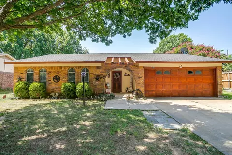 731 NW Wood St, Burleson, TX 76028