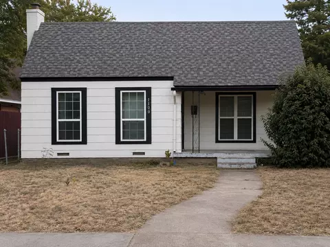 1100 W Waggoman St, Fort Worth, TX 76110