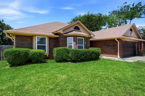 7108 Summerset Dr, Benbrook, TX 76126