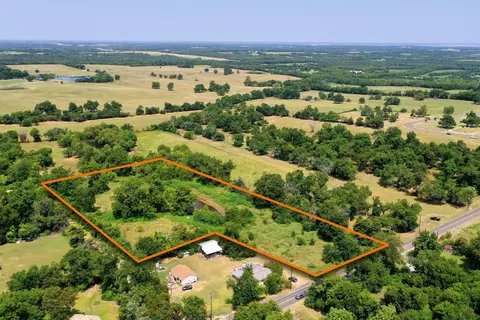911 5th St, Honey Grove, TX 75446