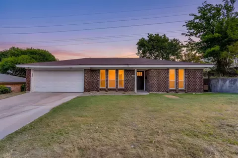 332 W Hallmark Dr, Fort Worth, TX 76134