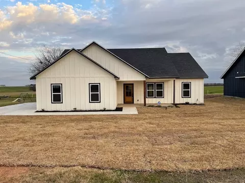 1007 S Main St, West, TX 76691