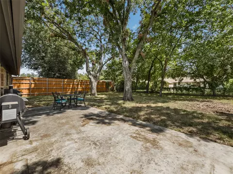 Exterior - 703 Whitener Rd, Euless, TX 76040 photo 4 of 7