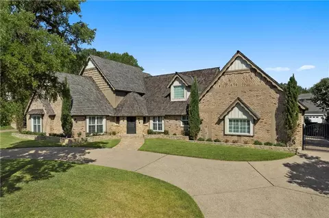 2920 Deerwood Dr, Waco, TX 76710