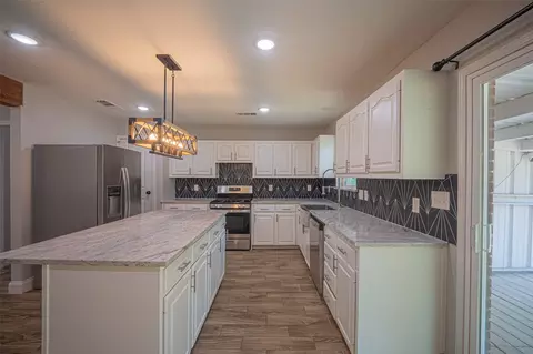 611 S Dallas St, Palmer, TX 75152