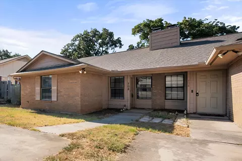 708 Woodland Ct, Kennedale, TX 76060