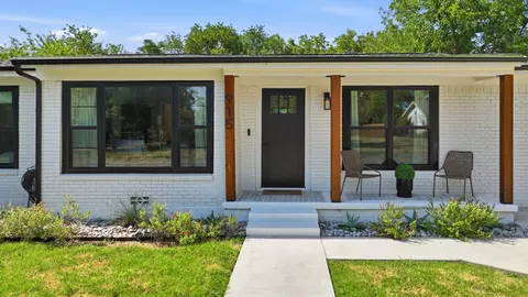 915 W Bridge St, Granbury, TX 76048