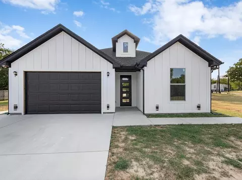 1119 20th St, Bridgeport, TX 76426