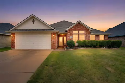 725 Snapper Dr, Burleson, TX 76028