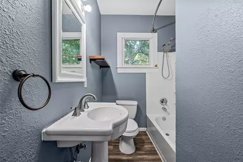 Bath - 2200 Lyle Ave, Waco, TX 76708 photo 2 of 2