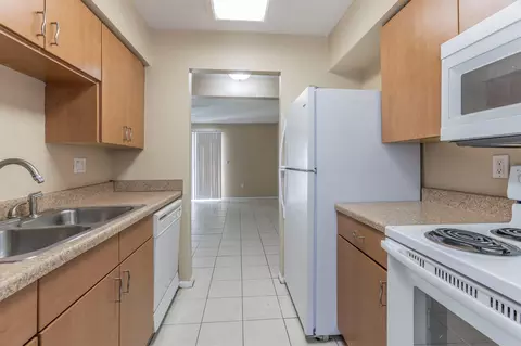 Kitchen - 1500 Lake Shore Dr #802, Waco, TX 76708 photo 1 of 2