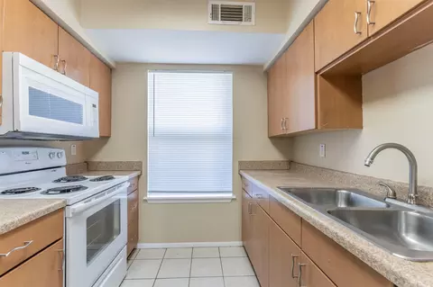 Kitchen - 1500 Lake Shore Dr #802, Waco, TX 76708 photo 2 of 2