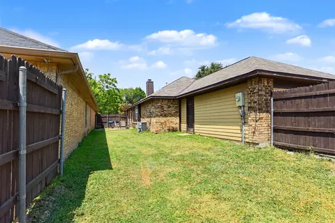 Exterior - 1024 Old Barn Ln, Mesquite, TX 75149 photo 5 of 5