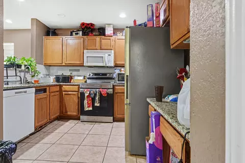 Kitchen - 1024 Old Barn Ln, Mesquite, TX 75149 photo 2 of 2
