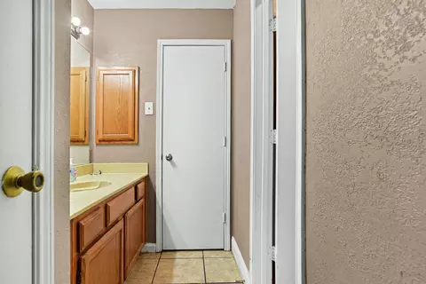 Bath - 1024 Old Barn Ln, Mesquite, TX 75149 photo 3 of 3
