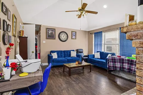 Living - 1024 Old Barn Ln, Mesquite, TX 75149 photo 2 of 2