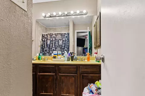 Bath - 1024 Old Barn Ln, Mesquite, TX 75149 photo 1 of 3