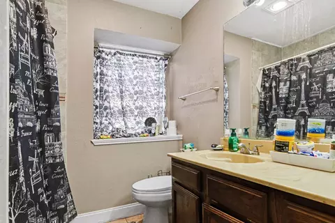 Bath - 1024 Old Barn Ln, Mesquite, TX 75149 photo 2 of 3