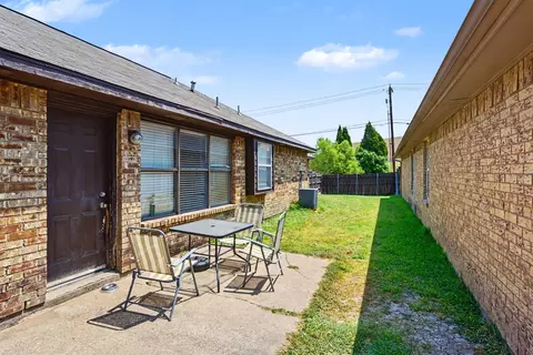 Exterior - 1024 Old Barn Ln, Mesquite, TX 75149 photo 4 of 5