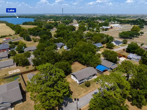 View/Area - 214 Evans St, Pilot Point, TX 76258 photo 1 of 2