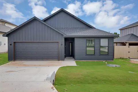 5700 Barkridge Dr, Granbury, TX 76048