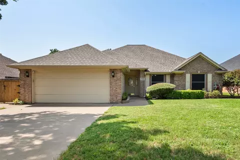1104 Starling Ct, Burleson, TX 76028