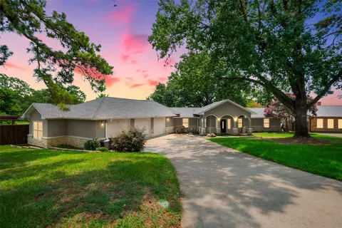211 Lake Front Dr, Mabank, TX 75156