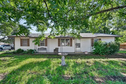 108 S Lakeview Dr, Lake Dallas, TX 75065