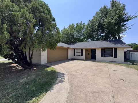 1610 Kingston Dr, Grand Prairie, TX 75051