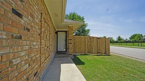 5402 Sandpiper Ln, Garland, TX 75043