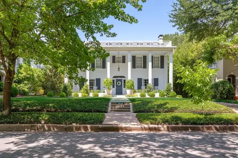 2036 Windsor Pl, Fort Worth, TX 76110