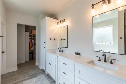 Bath - 5014 Cranbrook Dr, Abilene, TX 79606 photo 7 of 10
