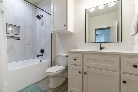 Bath - 5014 Cranbrook Dr, Abilene, TX 79606 photo 1 of 10