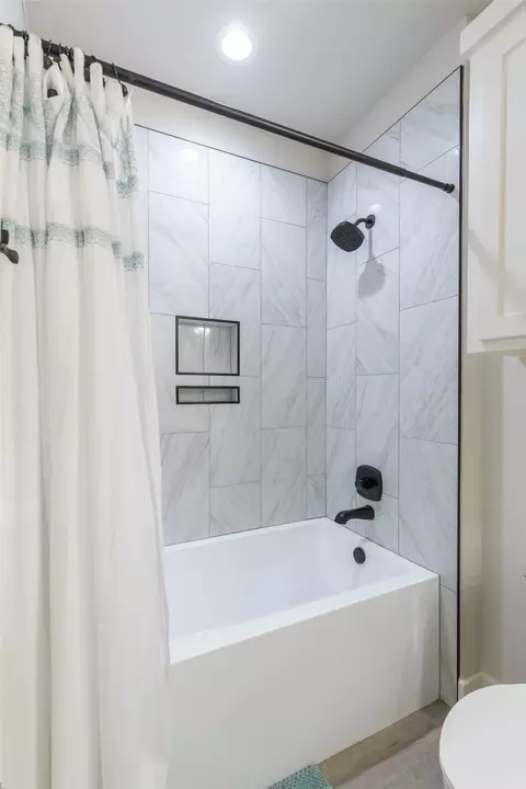 Bath - 5014 Cranbrook Dr, Abilene, TX 79606 photo 2 of 10