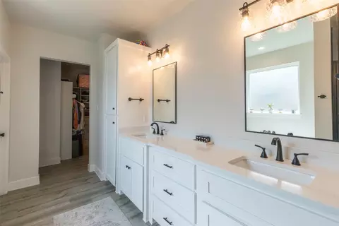 Bath - 5014 Cranbrook Dr, Abilene, TX 79606 photo 6 of 10