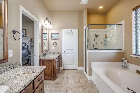 Bath - 8401 Fullerton Dr, Cleburne, TX 76033 photo 3 of 5