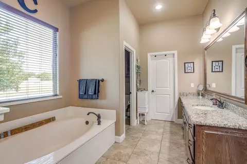 Bath - 8401 Fullerton Dr, Cleburne, TX 76033 photo 1 of 5
