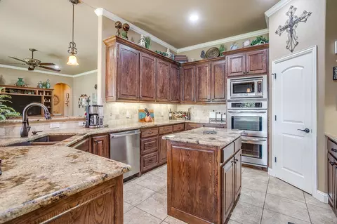 Kitchen - 8401 Fullerton Dr, Cleburne, TX 76033 photo 2 of 4