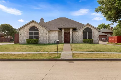2037 Vista Dr, Lewisville, TX 75067