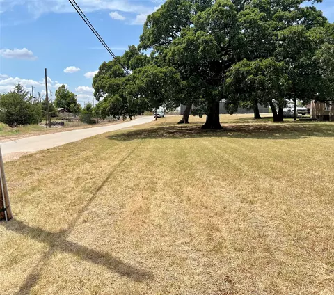 610 W Oak St, Nocona, TX 76255