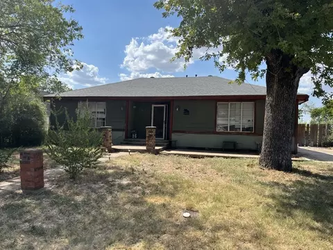 2525 Oakwood Ter, Haltom City, TX 76117