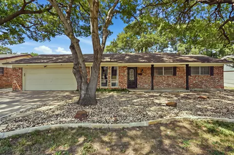 5709 Starlight Dr, Haltom City, TX 76117