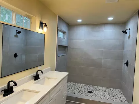 Bath - 111 Pecan St, Terrell, TX 75160 photo 2 of 5