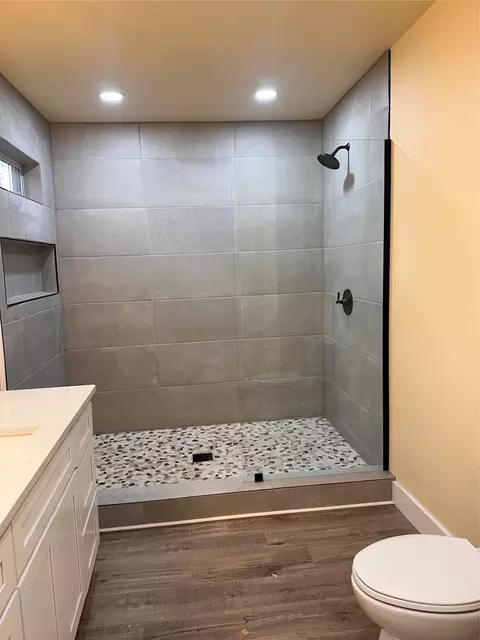 Bath - 111 Pecan St, Terrell, TX 75160 photo 3 of 5