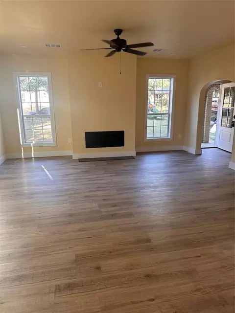 Living - 111 Pecan St, Terrell, TX 75160 photo 1 of 4