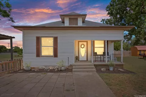9142 5th St, Crawford, TX 76638