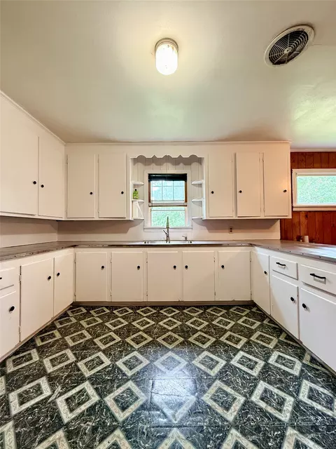 Kitchen - 316 Moore St, Springhill, LA 71075 photo 2 of 5